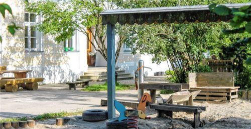 Auch im hier abgebildeten Kinderhaus Sonnenschein in Hochstätt soll die Betreuung teurer werden. Die deutliche Erhöhung der Elternbeiträge ist umstritten. Foto Heinz
