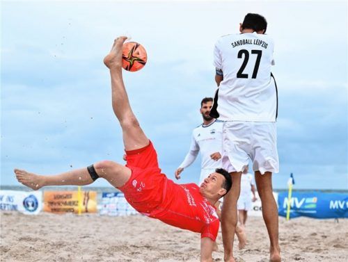 Beach-Boyz-Kapitän Dominik Kraus mit einem Fallrückzieher im Spiel gegen Sandball Leipzig vom ersten Wochenende.Foto GettyImages