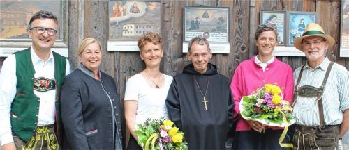 Bei der Ausstellungseröffnung: (von links) Pfarrer Christoph Rudolph, Bürgermeisterin Susanne Grandauer, Kuratorin Michaela Firmkäs, Bruder Damian, Eremit in Kirchwald, Kuratorin Dr. Elisabeth Weinberger und Kirchenpfleger Dr. Hans Hausner.Foto steffenhagen