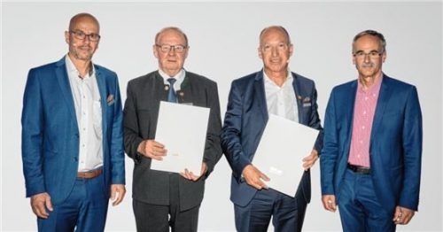 Bei der Ehrung: (von links) Alfred Pongratz, Aufsichtsratsvorsitzender Franz Sanftl, Thomas Rinberger und Siegfried Drexl. Foto RE
