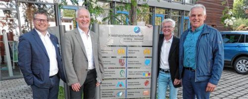Bei der Jahresversammlung der Metallinnung: (von links) Markus Saller, Geschäftsführer der Kreishandwerkerschaft Altötting/Mühldorf, Heinz Kelm vom Fachverband Metall, Studiendirektor Johann Michlbauer und Obermeister Anton Hudlberger. Foto Maier