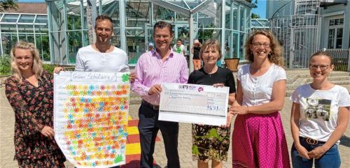 Bei der Spendenübergabe: (von links) Barbara Bschorr, Christoph Friedrich, Dr. Philipp Schieferdecker von der Firma Profol, die Schulleiterinnen Christa Dechansreiter und Evi Landinger sowie Elternbeiratsvorsitzende Raphaela Koch-Walde.Foto Böck