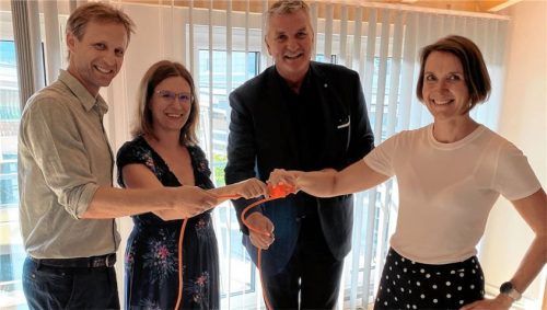 Bei der symbolischen Eröffnung: die Betreuer des E-Learning Centers (von links) Andreas Rouette und Anja Teistler, TH-Vizepräsident Professor Dr. Eckhard Lachmann und Vizepräsidentin Professor Dr. Stephanie Kapitza, die das „HigHRoQ“-Projekt in der Hochschulleitung verantwortet.Foto TH Rosenheim