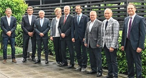 Bei der Trägerversammlung: (von links) der Geschäftsführer Interner Service des IS München, Oliver Wackenhut, Michael Keneder vom Dezernat IV Rosenheim, der Vorsitzende der Geschäftsführung Agentur für Arbeit Rosenheim, Michael Schankweiler, die künftige Leiterin des Jobcenters, Heike Köcher, mit Vorgänger Armin Feuersinger, Rosenheims Bürgermeister Andreas März, Thomas Bugl vom Dezernat I Rosenheim, der Leiter des Jugendamts der Stadt Rosenheim, Christian Meixner, und der Führungsberater SGB II der Agentur für Arbeit Rosenheim, Marinco Krstevski.