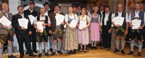 Bei der Urkundenverteilung: (von links) Balthasar Höfer, Simon Eder, Christian Stocker, Andreas Weyerer, Johann Astner junior und senior, Margot Westner, Christian Steinbichler, Thomas Hartmannsegger, Katharina Singer, Georg Hartmannsegger, Eva Bichler-Öttl, An-dreas Hoiß, Andreas Hau sowie die weiteren Preisträger Josef Paul und Johann Zehetmeier. Foto Kaiser