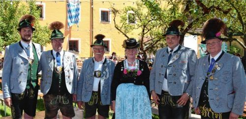 Bei der Vergabe der Gauehrenzeichen freuen sich der Vorsitzende Markus Ziegaus (links), der Zweite Vorsitzende Andreas Buchauer (Zweiter von rechts) und der Gauvorsitzende Mäx Kronberger (rechts) mit den Geehrten, (von links) Peter Seebacher sowie Christian Aicher und Barbara Buchauer. Foto re