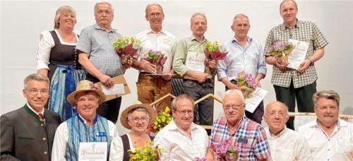 Bei der Versammlung waren Landrat Otto Lederer (vorne, links) und der Bezirksvorsitzende Sepp Reithmeier (vorne, rechts) anwesend. Die Vorsitzende Angela Sollinger (hinten, links) ehrte (hinten, von links) Rupert Schnitzelbaumer, Andreas Sollinger, Josef Buchner, Martin Landinger, Helmut Berger sowie (vorne, von links) Sepp Herrmann und Ehefrau Gertraud Herrmann, Markus Heimbuchner, Josef Lenz und Manfred Stäbler.Foto Hötzelsperger
