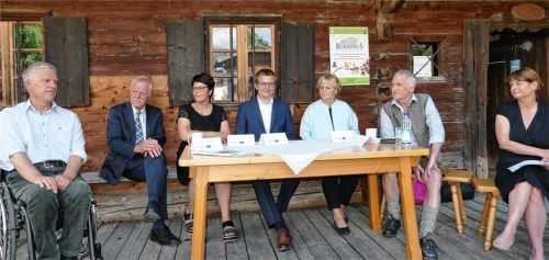 Bei einer Pressekonferenz machte Euregio Inntal auf die neue Förderperiode aufmerksam: (von links) Bürgermeister Hajo Gruber (Kiefersfelden), Bürgermeister Georg Aicher-Hechenberger (Erl), Zweite Bürgermeisterin Beate Astner-Prem (Ebbs), Christoph Schneider (Präsident von Euregio Inntal) sowie Sigrid Hilger (Regionale Koordinierungsstelle Tirol), Sepp Hofer (stellvertretender Landrat Rosenheim) und Esther Jennings (Geschäftsstellenleiterin von Euregio Inntal). Foto Hoffmann