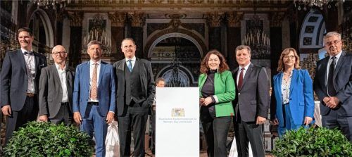 Beim Abendempfang auf Schloss Herrenchiemsee: (von links) Johann Bögl (Vizepräsident und stellvertretender Vorsitzender des Bayerischen Bauindustrieverbandes), Dr. Christof Prechtl (stellvertretender Hauptgeschäftsführer der vbw), Daniel Alfreider (stellvertretender Landeshauptmann der Provinz Bozen), Karl Fischer (Geschäftsführer LKZ Prien GmbH), Ingrid Felipe (Stellvertreterin des Tiroler Landeshauptmanns), Christian Bernreiter (Bayerischer Verkehrsminister), Dr. Petra Seebauer (Geschäftsführerin LKZ Prien GmbH) und Francesco Parisi (Vorsitzender President der Parisi Gruppe).Foto LKZ