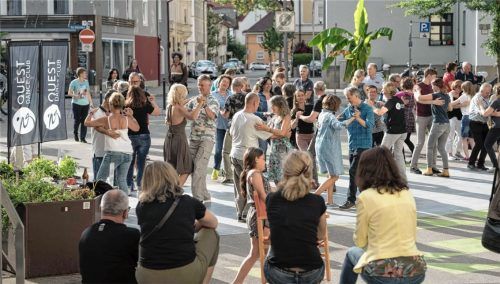 Beim Auftakt zur Reihe „Rosenheim tanzt“ war die Tanzfläche am Salzstadel schnell gefüllt. Foto re