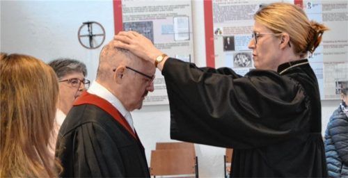 Besonderer Moment: Dekanin Dagmar Häfner-Becker segnet Klaus Lerch.Foto .re