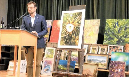 Bilderversteigerung zugunsten der Karolinenkirche: Der evangelische Pfarrer Dr. Richard Graupner verzeichnet als Auktionator großen Erfolg. Fotos greiner