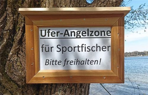 Bitte für Sportfischer freihalten: Wer hat dieses Schild an der Weide des Simsseeufers in Pietzing befestigt? Foto Haidn