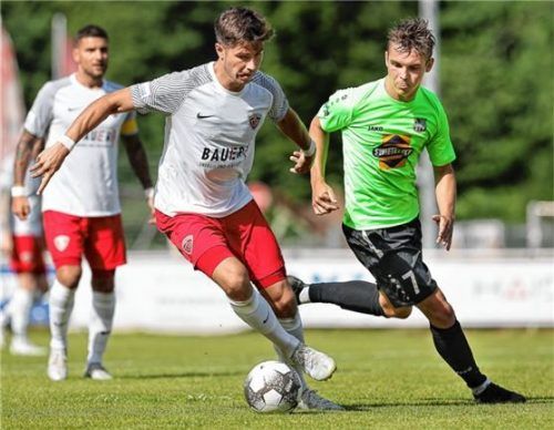 Buchbachs zweifacher Torschütze Moritz Sassmann (links) im Duell mit Traunsteins Adrian Furch.Foto Hans Weitz