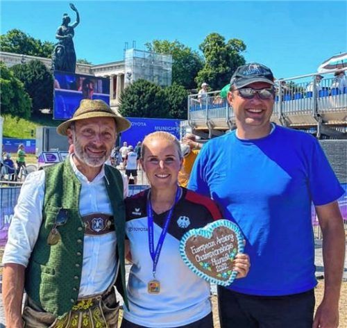 Bürgermeister Olaf Kalsperger und Heimtrainer Georg Holzner waren mit die ersten Gratulanten.Foto BSG Raubling