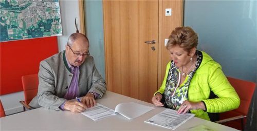 Bürgermeister Peter Kloo und Dritte Bürgermeisterin Sabine Balletshofer-Wimmer beim Unterschreiben des Antrages.Foto Stadtmarketing