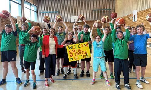 Bürgermeisterin Gabriele Leicht und die Handicap-Basketballer des Sportbunds DJK Rosenheim freuen sich schon jetzt auf die Gäste aus Mauritius. Foto Stadt Rosenheim