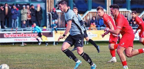 Burghausens Andrija Bosnjak enteilt hier seinem Buchbacher Gegenspieler – eine Szene aus dem Frühjahr. In der neuen Spielzeit treffen die beiden Inn/Salzach-Vertreter in der Regionalliga Bayern am siebten Spieltag aufeinander.Foto Christian Butzhammer