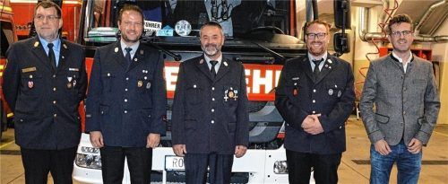 Christian Kuzminsky (Mitte) ist seit 40 Jahren aktiver Feuerwehrler. Dafür gab es von Kreisbrandinspektor Franz Hochhäuser (links) Glückwünsche und eine Urkunde des Innenministers. Zweiter Kommandant Mirko Hentsche (Zweiter von links), Kommandant Christian Holewa (Zweiter von rechts) und die anderen Feuerwehrkameraden ernannten Kuzminsky zum Ehrenmitglied, was ganz im Sinne von Bürgermeister Karl Mair (rechts) war. Foto FFw Schloßberg