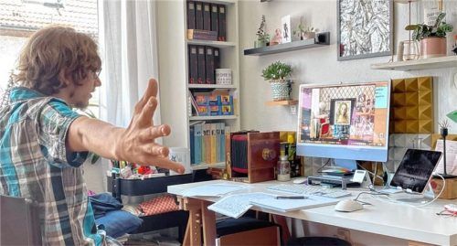 Daniel Largé als Walter klickt sich am Rechner durch die Stationen seines Verhängnisses. Foto Prokop