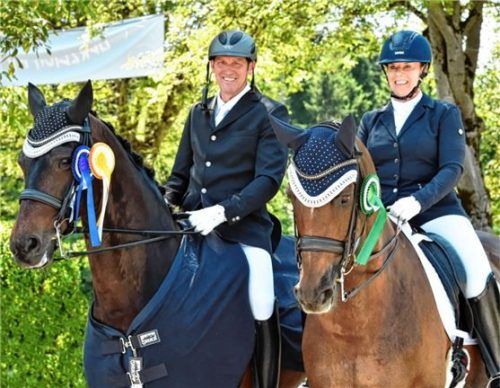 Das Ausbilderehepaar Tanja und Peter Koll auf ihren Pferden. Foto weissmueller-fotografie