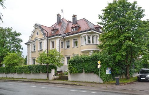 Das Gebäude der Lebenshilfe an der Leonrodstraße in Traunstein, in dem eine Wohngruppe, ein Laden und ein Café heimisch sind. Foto Eichstädter