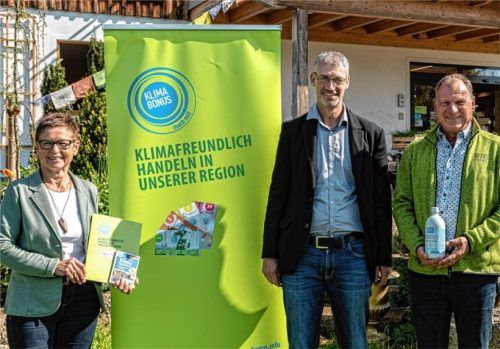 Das Klimasparbuch erläutert nicht nur, was hinter dem „Klimabonus“ steckt, der Regionalwährung mit Klimaschutzeffekt, sondern bringt auch jede Menge Alltagstipps für ein klimaneutrales Verhalten. Vorgestellt wurde es jetzt von (von links) Anneliese Kirmaier und Christian Gellert vom Projekt Klimabonus sowie von Christoph Fischer von der Firma EM Chiemgau.Foto Thomae