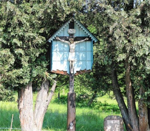 Das restaurierte Anderl-Kreuz am östlichen Frasdorfer Ortseingang, daneben der Gedenkstein für die gefallenen Soldaten.Foto Rehberg