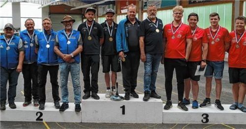 Das Siegerpodest der Stocksport-Bezirksliga Süd: Allerdings konnten sich nur der TSV Stein St. Georgen (Mitte) und der ASV Au (links) über den Aufstieg in die Bezirksoberliga freuen.Foto Albert Kamhuber