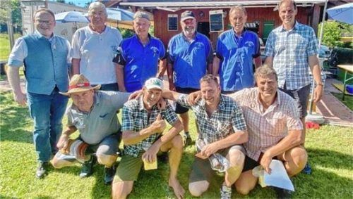 Das Siegerteam aus Söchtenau (vorne) und die Mannschaft Kössen mit Bürgermeister Andreas Friedrich (links) und dem Vorsitzenden des Hufeisenvereins Prien-Kaltenbach, Josef Freund (rechts). Foto hötzelsperger