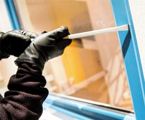 Der 37-jährige Angeklagte hatte sich gewaltsam Zutritt zu einer Apotheke verschafft, um dort Rezepte zu stehlen. Bei seiner Tat wurde er aber von einem Zeugen beobachtet. Foto dpa