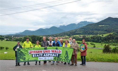 Der Bund Naturschutz protestiert in Frasdorf gegen einen Ausbau der A8. Wenn das Planfeststellungsverfahren beendet ist, will der Verband Klage gegen das Projekt einreichen. Foto Eichstädter