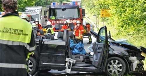 Der Fahrer des Autos wurde beim Zusammenstoß mit dem Lkw im Fahrzeug eingeklemmt und musste von der Feuerwehr befreit werden. Foto Merk