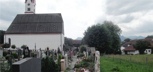 Der Friedhof in Altenbeuern wird erweitert. Welche unterschiedlichen Grabarten dort Platz finden, soll auf einer Veranstaltung mit den Bürgern diskutiert werden.Foto Riedl