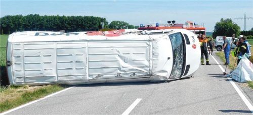 Der Kleintransporter hatte sich nach dem Frontalzusammenstoß mit dem Lkw mehrfach überschlagen. Foto Unterforsthuber