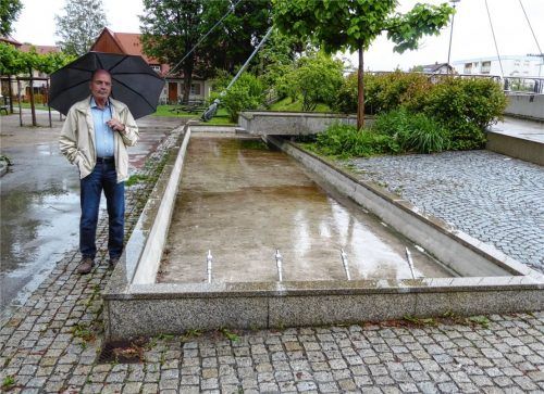 Der Kolbermoorer Rainer Tschichholz geht oft am Brunnen am Karl-Daniels-Platz spazieren und fragt sich, warum die Düsen am Brunnen kein Wasser speien. Fotos Riediger/Weinzierl