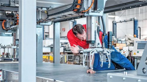 „Der Markt kommt in Schwung“: Auch im Rosenheimer Werk des Abfüll- und Verpackungsproduzenten Krones können wieder zahlreiche Aufträge bearbeitet werden. Fotos Krones