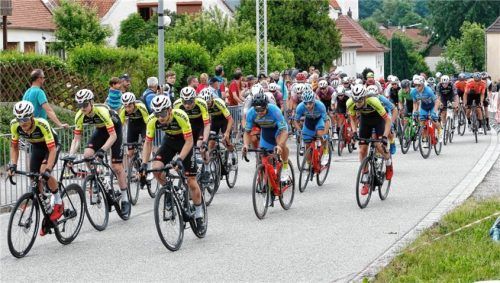 Der Massenstart zum Elite-Rennen. Foto Ludwig Stuffer