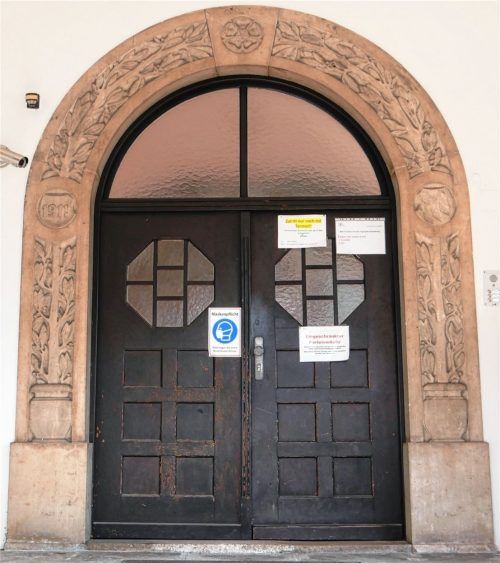 Der Münchner Bildhauer Georg Albertshofer schuf 1911 die Portalrahmung für die neu gebaute Präparandenschule in der Prinzregentenstraße.Foto Frick