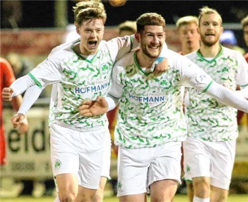 Der Neu-Burghauser Viktor Miftaraj beim Jubeln, eine Szene vom Fürther Gastspiel im März in Buchbach.Foto Michael Bucholz