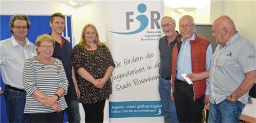Der neue Vorstand des Fördervereins Jugendarbeit Rosenheim: (von links) Schatzmeister Stefan Hofer, Beisitzerin Katharina Hehensteiger, Vorsitzender Thomas Schmidt, Zweite Vorsitzende Tanja Schlosser, Schriftführer Klaus Schäfer sowie die Beisitzer Jürgen Zierow und Sepp Hirle. Foto Sieberath