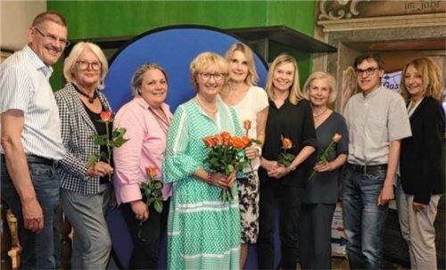 Der neue Vorstand um (von links) Kassenprüfer Heinz Schmidt, stellvertretende Vorsitzende Heide von Raußendorff, Schriftführerin Brigitte Stöcker, Vorsitzende Irmgard Bauer, stellvertretende Vorsitzende Barbara Zanetti, Beisitzer Maria Bürger, Silke Schmidt und Konrad Doser sowie Geschäftsführerin Marianne Guggenbichler.Foto Heuel