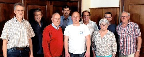 Der neue Vorstand: (von links) Hans Ziegler, Franz Petzinger, Albert Hamberger, der Vorsitzende Stefan Reischl, Martin Linnhuber, Dieter Kannengießer, Irmi Ernst, Sebastian Breu und Nik Kannengießer.Fotos  re