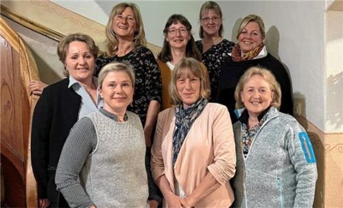 Der neue Vorstand: (vordere Reihe von links): Rechnungsprüferin Sabine Grandauer, Vorsitzende Rita Kogler, Kassiererin Renate Schweinsteiger sowie (zweite Reihe von links) Beisitzerin Marianne Rottmüller, Schriftführerin Gisa Kogler, Rechnungsprüferin Hildegard Denzler, Besitzerin Maria Lerch und Zweite Vorsitzende Susanne Grandauer. Foto re
