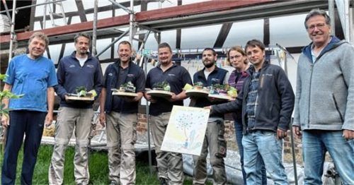 Der Präsident des Lions-Club Rosenheim Florian Reichelt (Dritter von links) nach der Fertigstellung der Baumaßnahme mit Verantwortlichen des Kindergartens „Pusteblume“ und Rosenheimer Helfern bei der Übergabe einer Dankesurkunde, die von den Kindern gestaltet wurde.Foto re