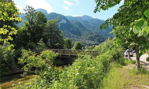 Der „Sollinger Steg“ in Aschau ist in die Jahre gekommen. Er soll neu gebaut werden. Dazu beauftragten die Gemeinderäte ein Ingenieurbüro. Foto Rehberg