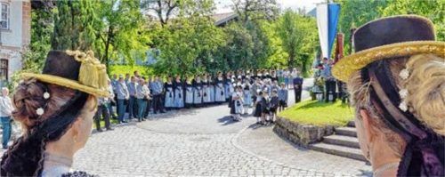 Der Trachtenjahrtag konnte am Samerberg bei bestem Wetter gefeiert werden.Foto Hötzelsperger