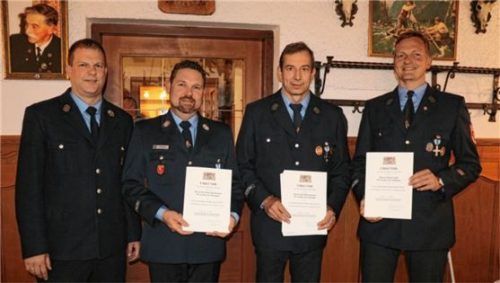 Der Vorsitzende der Aschauer Feuerwehr (von links) Werner Grill mit Kommandant Tobias Brinkmann (25 Jahre aktiv), Josef Hobelsberger (40 Jahre aktiv) und Bürgermeister Simon Frank (25 Jahre aktiv). Foto Rehberg