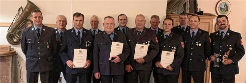 Der Vorsitzende Martin Berger (links) mit den geehrten Mitgliedern der Feuerwehr Pietzing.Foto re