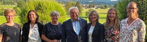 Der Vorstand des Kneipp-Vereins Aschau: (von links) Schriftführerin Michaela Hobelsberger, Kassiererin Sabine Juraschek, stellvertretende Vorsitzende Irmi Micklitz, Vorsitzender Dr. Klaus Piwernetz sowie die Beiräte Eveline Ober, Kristina Müller und Michaela Laxganger. Foto re